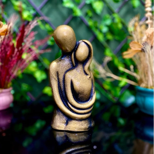 Estatueta Casal Abraçado Dourado Envelhecido