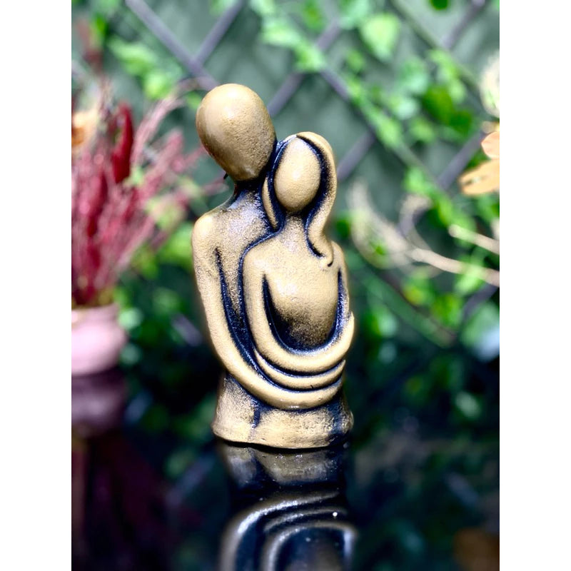 Estatueta Casal Abraçado Dourado Envelhecido